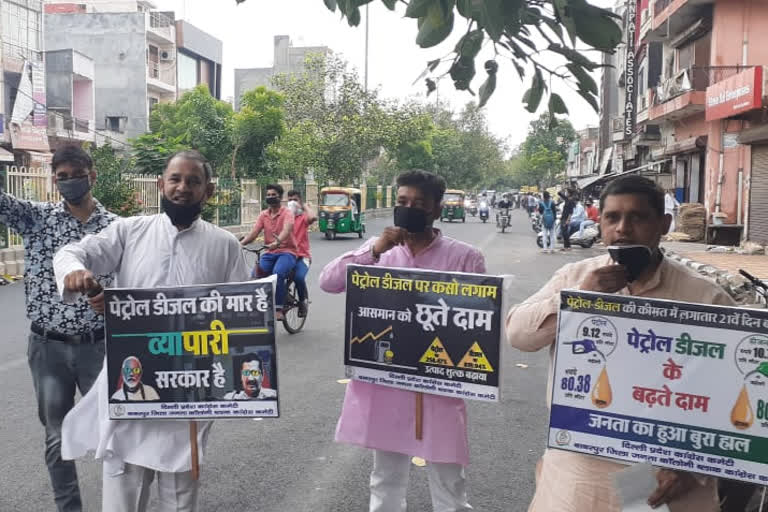 Congress protest on Gopal Rai office