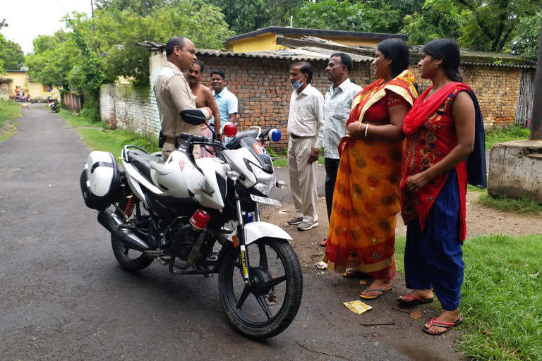 Woman chain snatching in Dhanbad