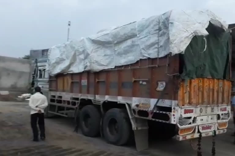 Truck full of 300 sack urea seized in barwani