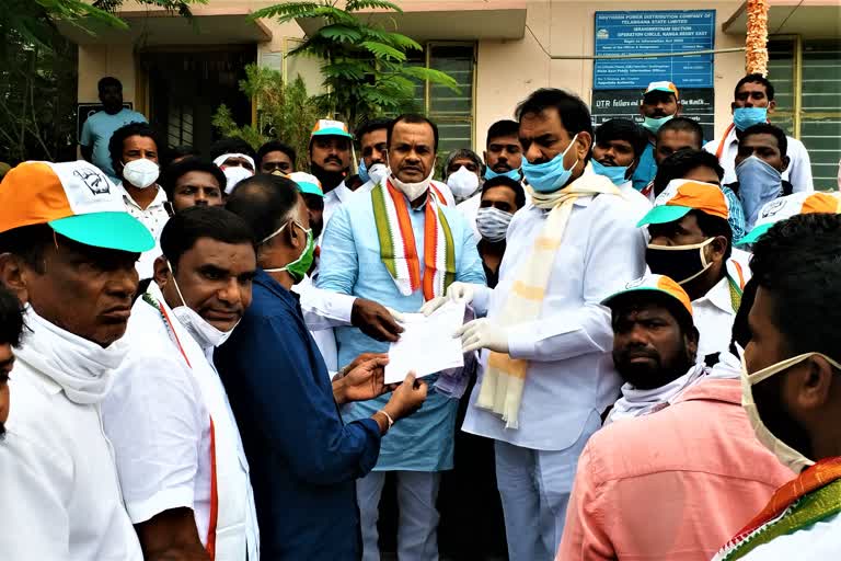 bhuvanagiri-mp-komatireddy-venkatareddy-protest-against-of-power-bills