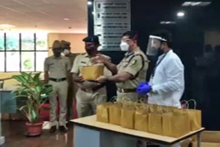 department-of-ayush-gave-health-kit-to-police