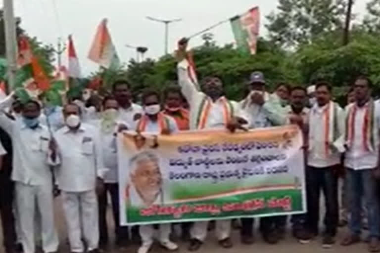 congress leaders protest against electric bills at jagityala