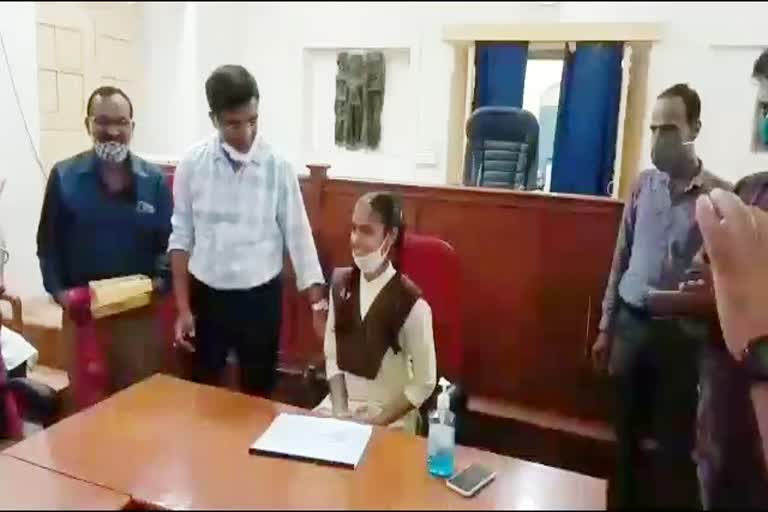 Dewas topper Yukta Chaudhary honored