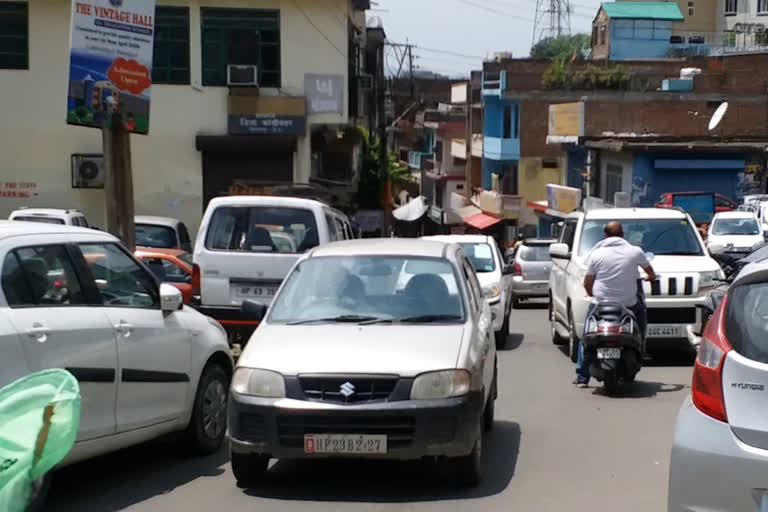 vehicles parked in no-parking area