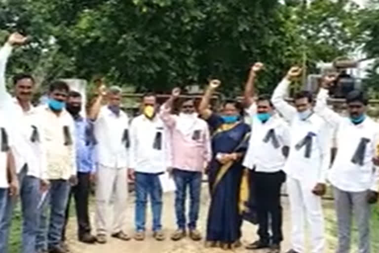 against the heavy current bills congress leaders protest at yellareddy in kamareddy