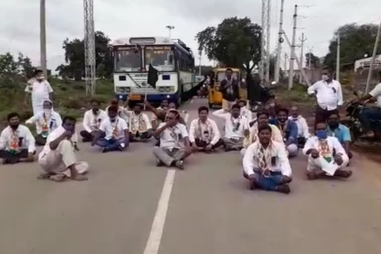 against the heavy current bills congress leaders rastarokho at sangareddy