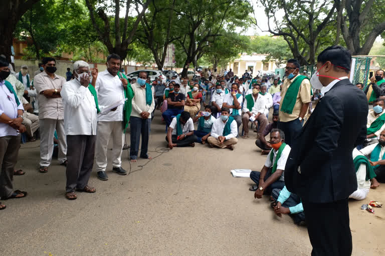 farmers protest against govt in mandya