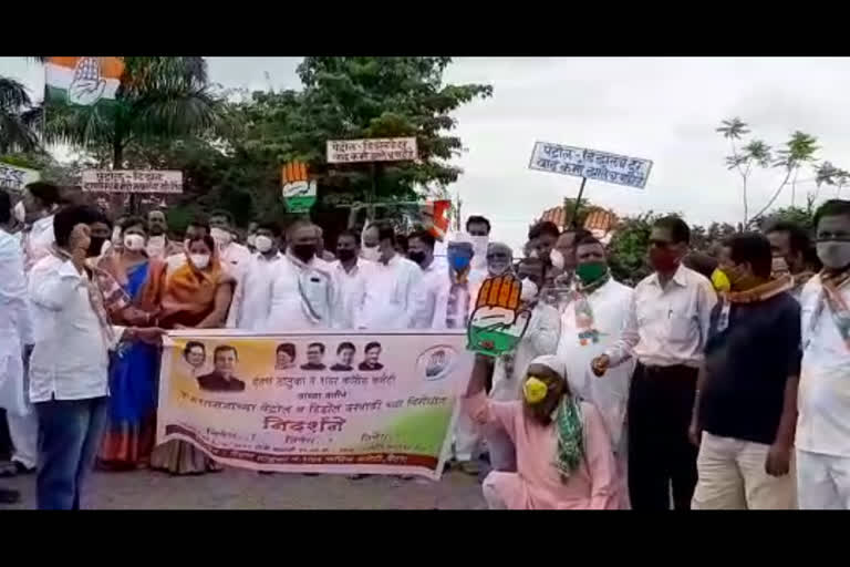 Congress workers protest against fuel price hike in aurangabad