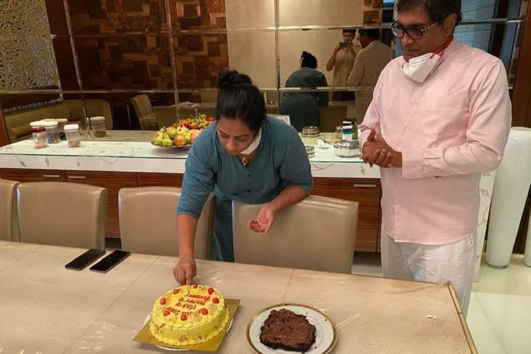 corona positive mla geeta jain celebrated birthday on isolation ward in thane