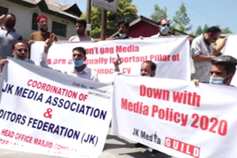 JK Media Guild Stages Protest Against New Media Policy at Srinagar press enclave