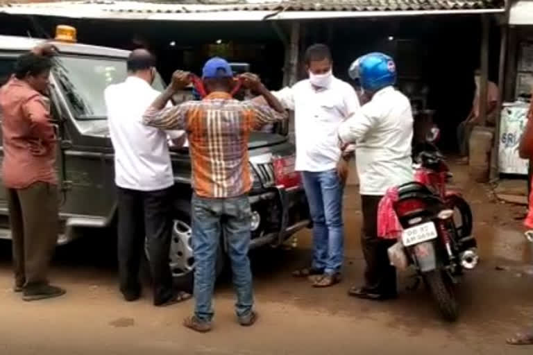 Banapur Tahasildar, Tahasildar collected fine from people, violating  social distancing rules, Covid-19 rules,  ଜୋରିମନା ଆଦାୟ କଲେ ତହସିଲଦାର, ଲୋକଙ୍କୁ ଧରିଲେ ବାଣପୁର ତହସିଲଦାର, Khurdha news, ଖୋର୍ଦ୍ଧା ଖବର