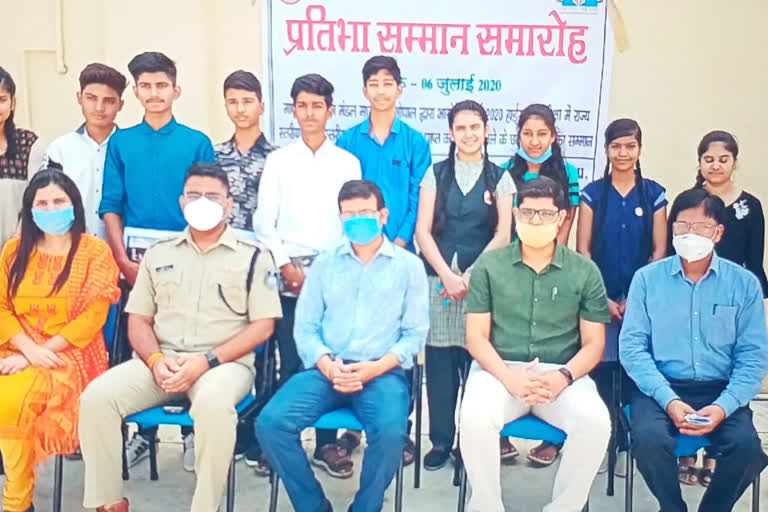 Collector gave honors to the students who topped the tenth