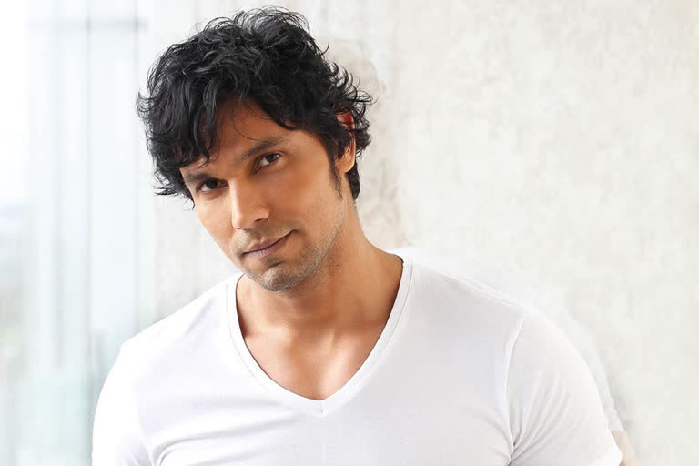 Whoa! Randeep Hooda cleans Versova beach amid lockdown