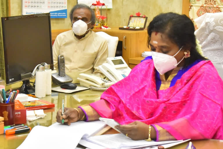 governor tamilisai will meet privet hospitals delegates  in hyderabad