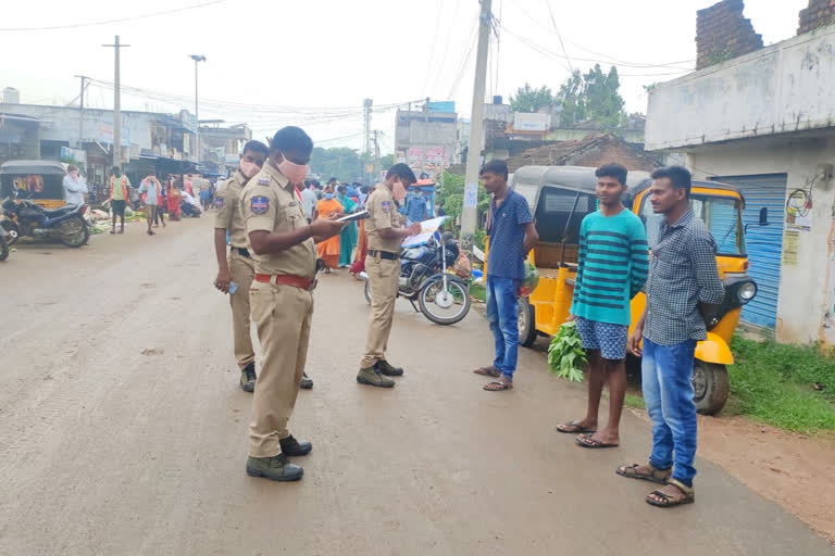 మాస్కులు ధరించని వారికి పోలీసుల జరిమానా