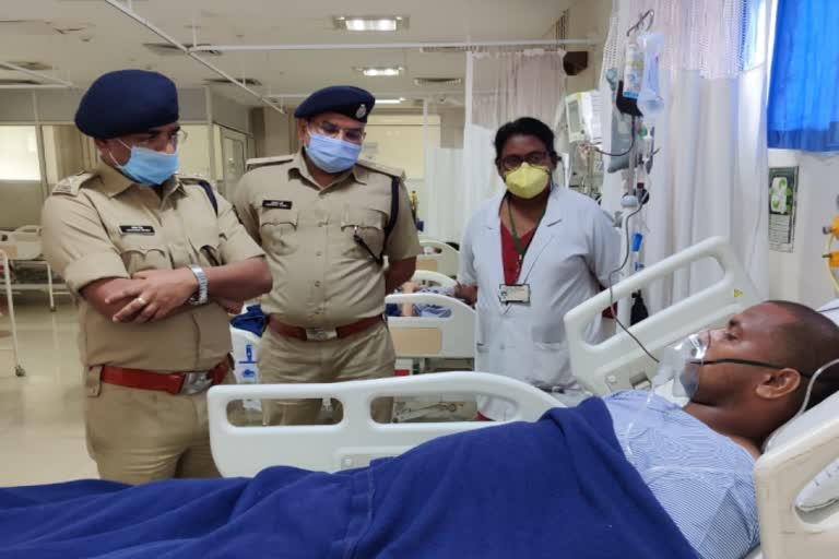 SP and ASP taking health information of injured