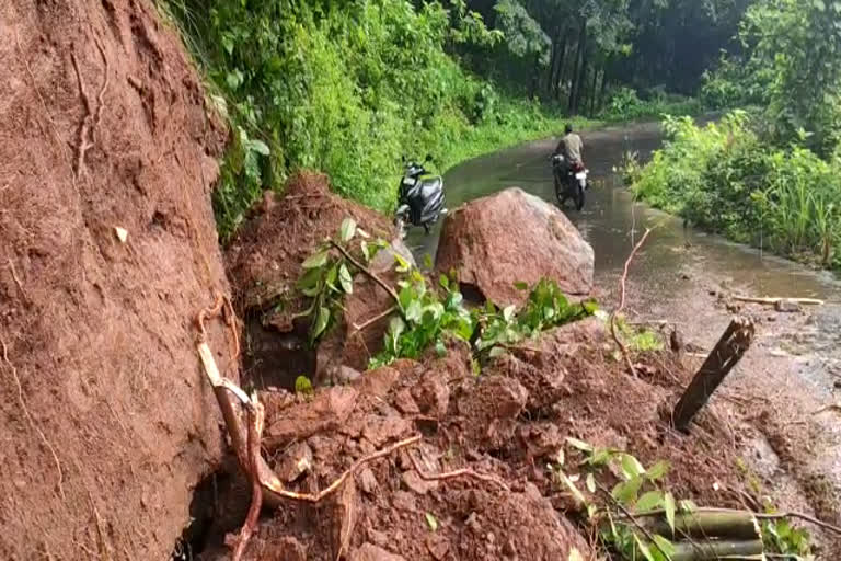 കോഴിക്കോട്  ക്കം കൂടരഞ്ഞി റോഡ്  മലയോര മേഖല  ജില്ലയിൽ ശക്തമായ മഴയും മണ്ണിടിച്ചിലും  Heavy rain  Kozhikode district  landslides