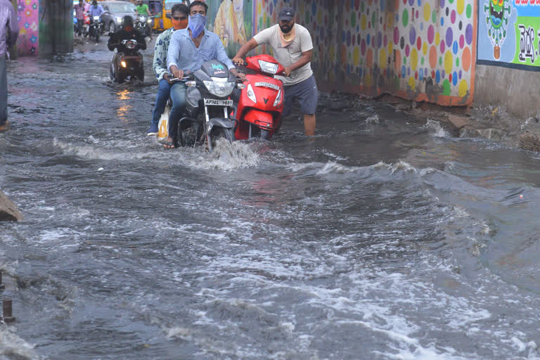 Intermittent rain in Mumbai