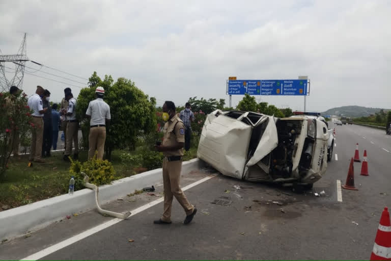 accident at pedda amberpet orr one dead