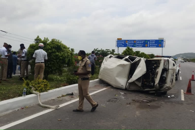 minister balneni srinivas reddy car accident at hyderabad orr