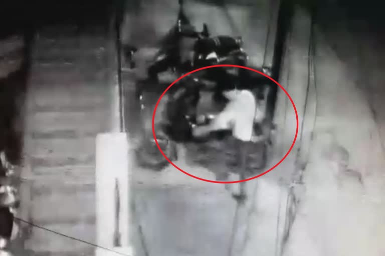 Lootera active and loot a bike caught on cctv