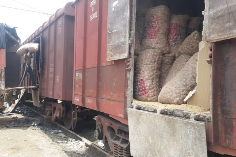 onion export to bangladesh  onion export nashik  nashik onion news  nashik latest news  नाशिक कांदा निर्यात  कांदा निर्यात बांगलादेश  नाशिक लेटेस्ट न्यूज