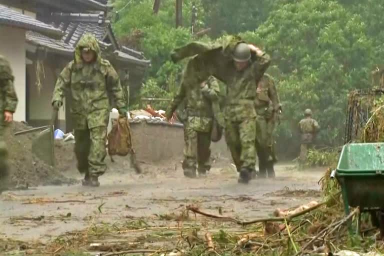 Soldiers rescue residents from Japan floods