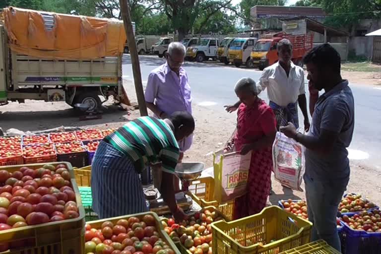 சந்தையில் அதிக விலைக்கு தக்காளி விற்பனை