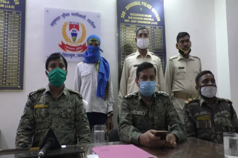 police arrested one lakh prize naxalite
