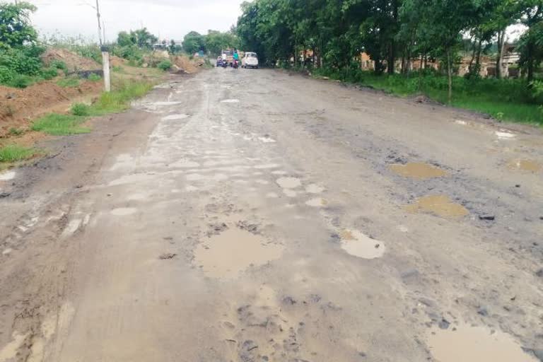 bad condition of diversion road in jamtara, bad condition of jamtara-Mehizam road, Bad road condition in Jamtara, जामताड़ा में डायवर्सन सड़क की जर्जर स्थिति, जामताड़ा-मिहिजाम सड़क की हालत खराब, जामताड़ा में सड़क की खराब हालत