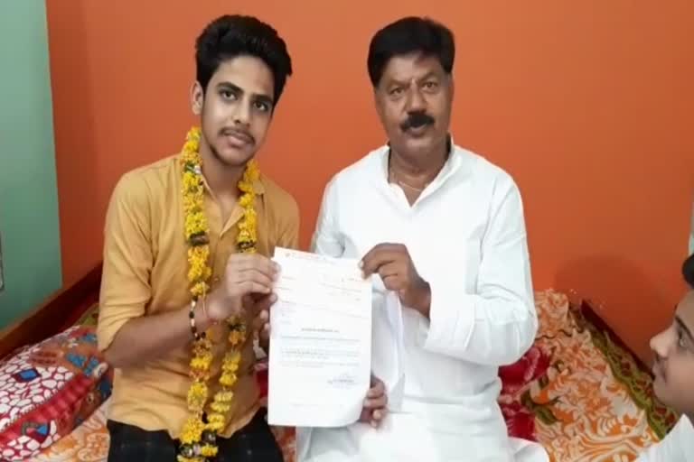 Former minister meets high school topper Abhinav Sharma