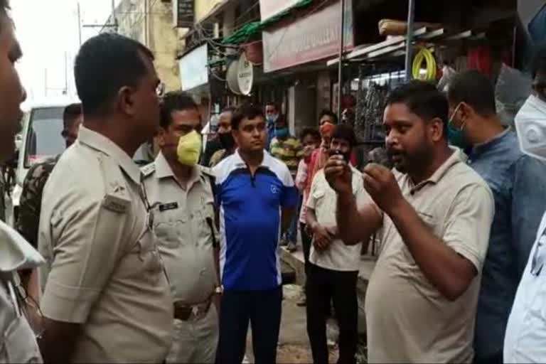 Opposition to working style of traffic police in giridih, traffic police in giridih, news of traffic police giridih, गिरिडीह में ट्रैफिक पुलिस की कार्यशैली का विरोध, गिरिडीह ट्रैफिक पुलिस, गिरिडीह ट्रैफिक पुलिस की खबरें