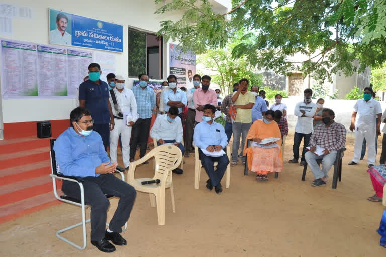 sudden-checking-of-collector-seshagiribabu-at-anaikapalli