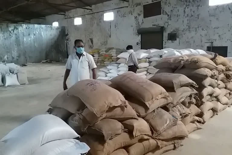 Khandwa Food Department sealed around 200 quintal rice including godown