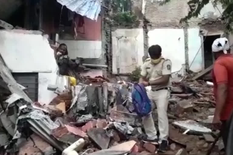 house collapse in nashik