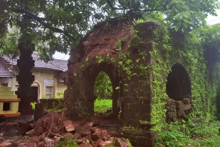 nabhanath-temple-collapsed-in-heavy-rain-at-sindhudurg