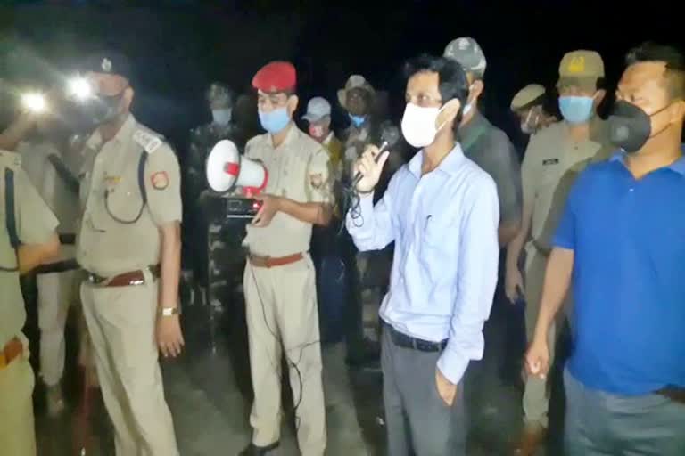 hungama between police and protesters at gogamukh dhemaji assam etv bharat news