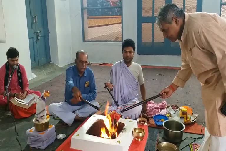 Havan is being done at Jaitusava Monastery