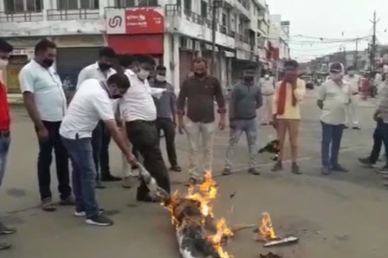 kaurava community people burnt effigy of jyotiraditya scindia effigy in betul