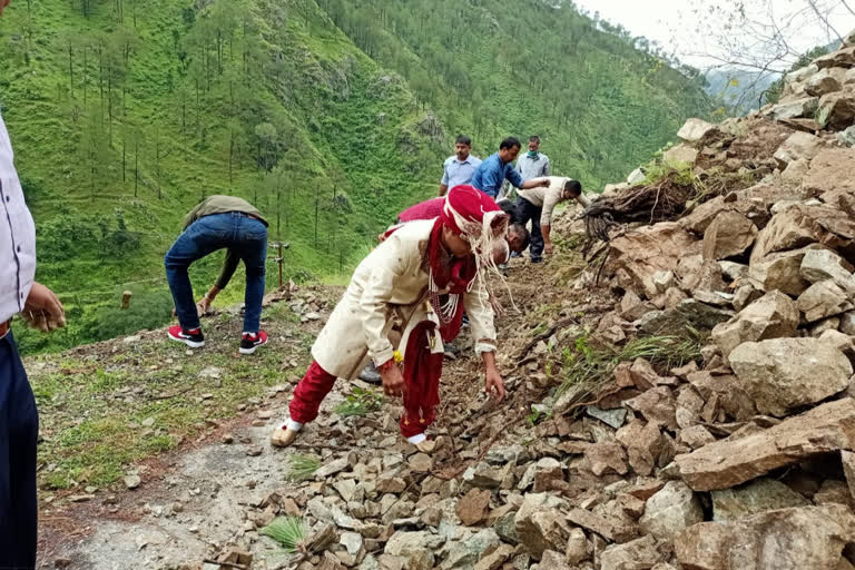 Groom opens block road