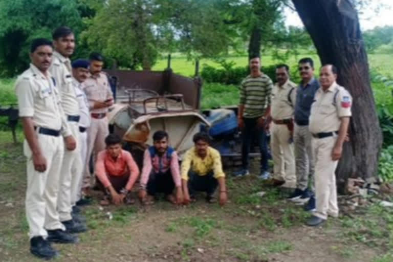 Dewas Police arrested 3 vicious thieves who were absconding from two months