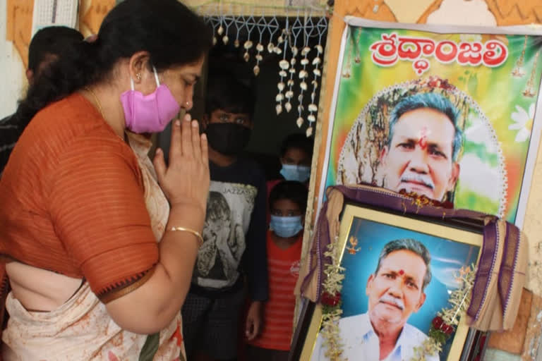 minister Satyavati Rathod Visitation the family of Bichia Nayak in Mahabubabad district