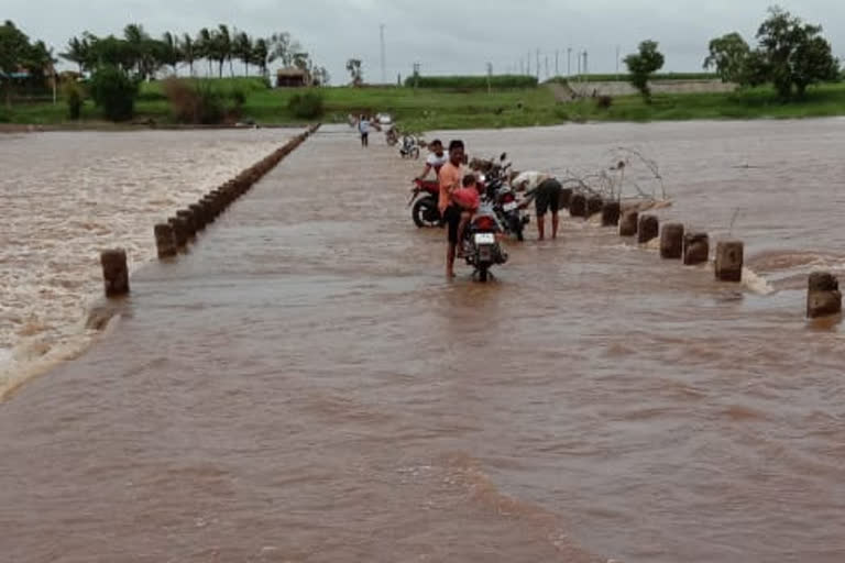 Heavy rain in Maharashtra ...water overflowed in 2 bridges