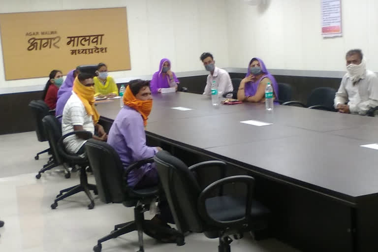 CM Shivraj singh chouhan discuss with members of Agar's self-help group through video conferencing during launch of Rural street vendor loan scheme