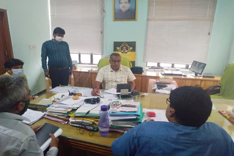 Agriculture Minister Lalchand Kataria, Lalchand Kataria VC with officials