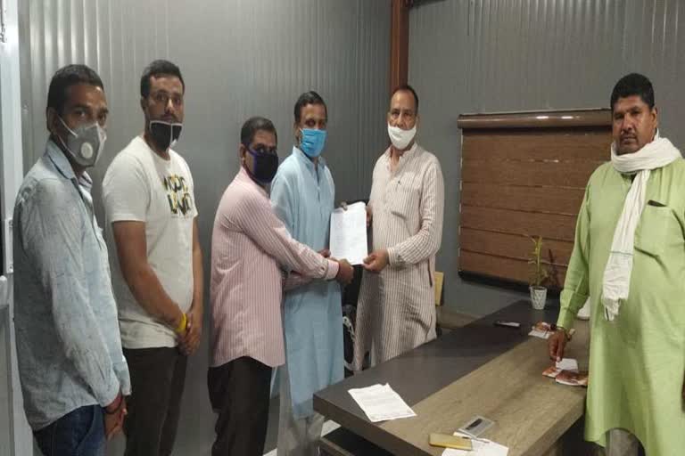 gram panchayat badhmalik submitted memorandum to rai mla for jbt admission in sonipat