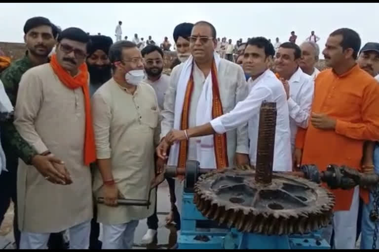 BJP workers release water in canals from Harsi dam under the direction of District Collector