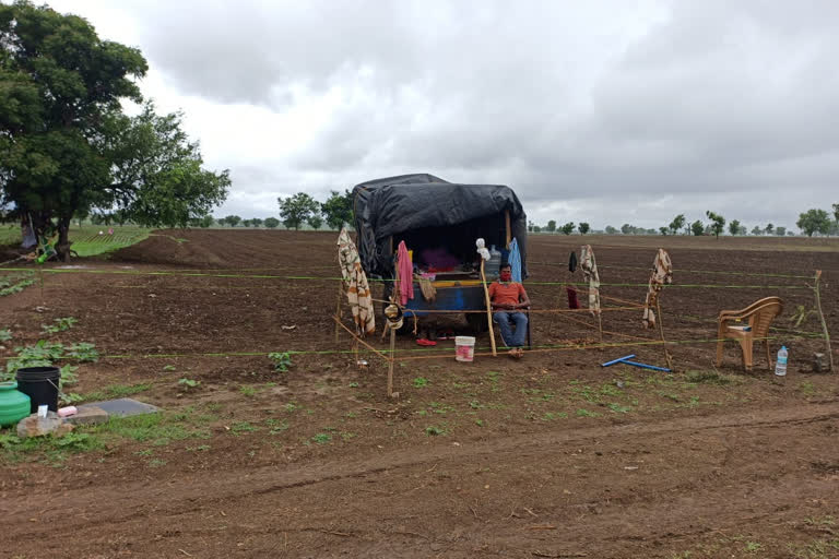 Soldier quarantine in agriculture land, Soldier self quarantine in his agriculture land in Gadag, Gadag Soldier self quarantine, Gadag Soldier self quarantine news, ಜಮೀನಿನಲ್ಲಿ ಕ್ವಾರಂಟೈನ್ ಆದ ಯೋಧ, ಗದಗದಲ್ಲಿ ಜಮೀನಿನಲ್ಲಿ ಕ್ವಾರಂಟೈನ್ ಆದ ಯೋಧ, ಗದಗ ಯೋಧ ಕ್ವಾರಂಟೈನ್​, ಗದಗ ಯೋಧ ಕ್ವಾರಂಟೈನ್​ ಸುದ್ದಿ,