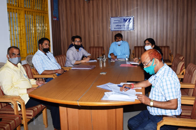 DC Hamirpur holds review meeting with officials for prevention of corona