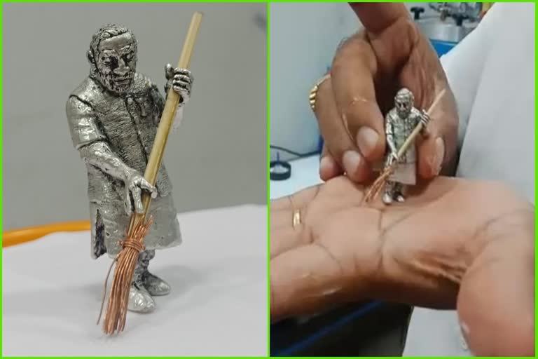 Goldsmith fasinated by 'Clean India' of Modi, carves miniature statue